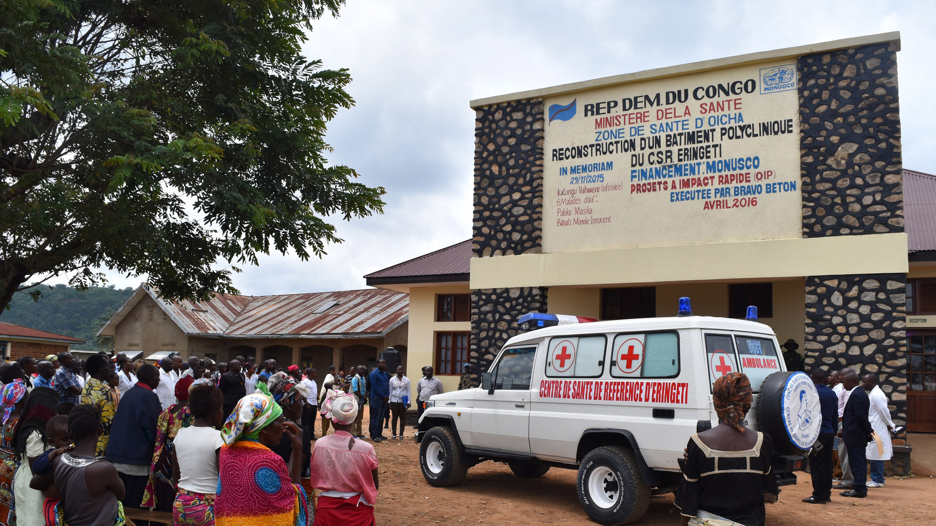 Das Gesundheitssystem im Kongo funktioniere vor allem dank der Hilfe von Religionsgemeinschaften und internationaler Hilfe, sagt der kongolesische Priester Apollinaire Cibaka Cikongo. Das Bild zeigt die Übergabe eines gespendeten Krankenwagens durch die UN-Mission zur Stabilisierung der Demokratie im Kongo, MONUSCO, im Jahr 2017.