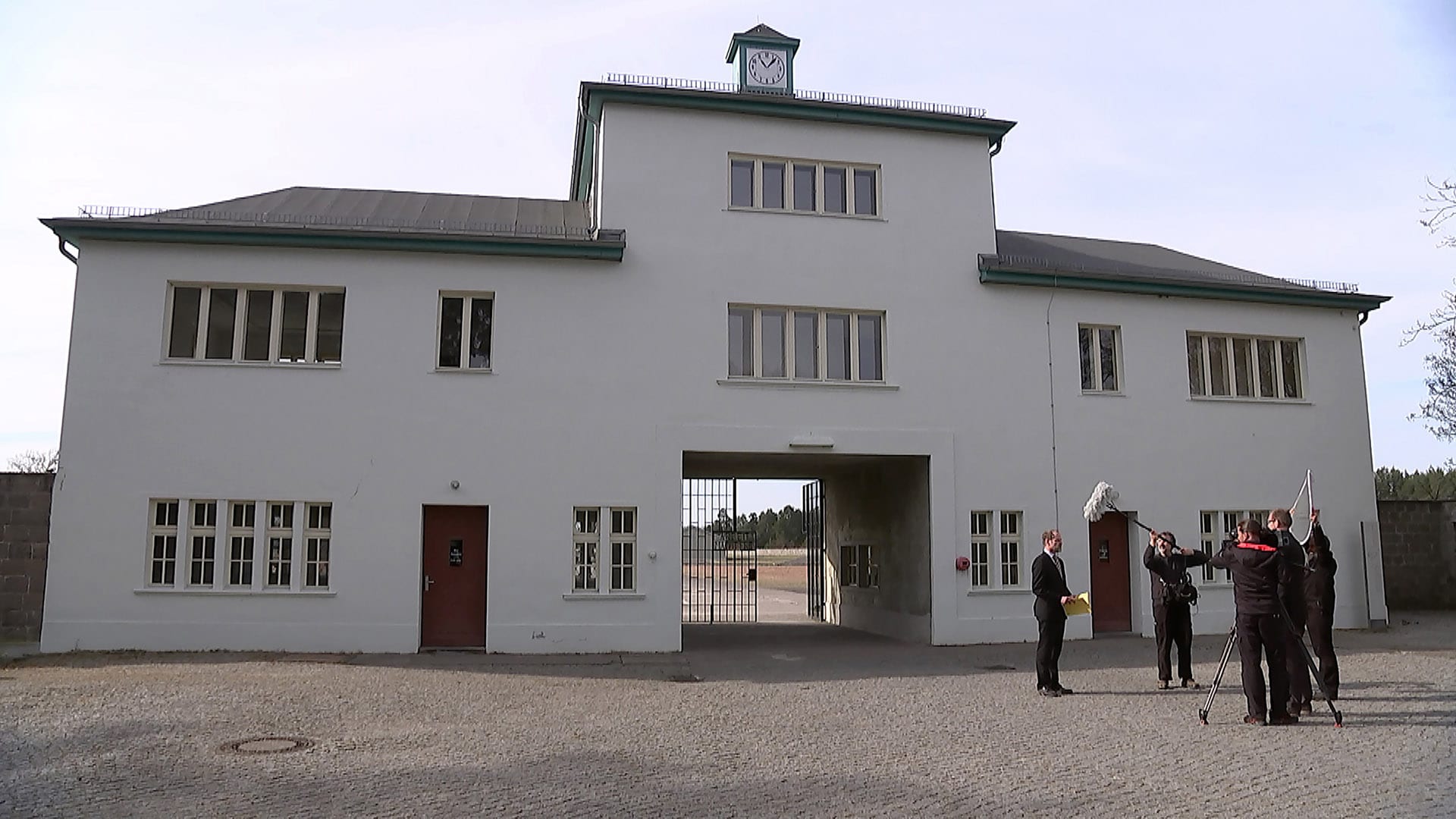 Ende April 1945 befreite die Rote Armee das KZ Sachsenhausen. Die Gedenkveranstaltung am vergangenen Donnerstag musste wegen Corona ohne Gäste stattfinden. Der RBB zeichnete sie auf und strahlte die Sendung nach einem Gedenkgottesdienst am Sonntag aus.