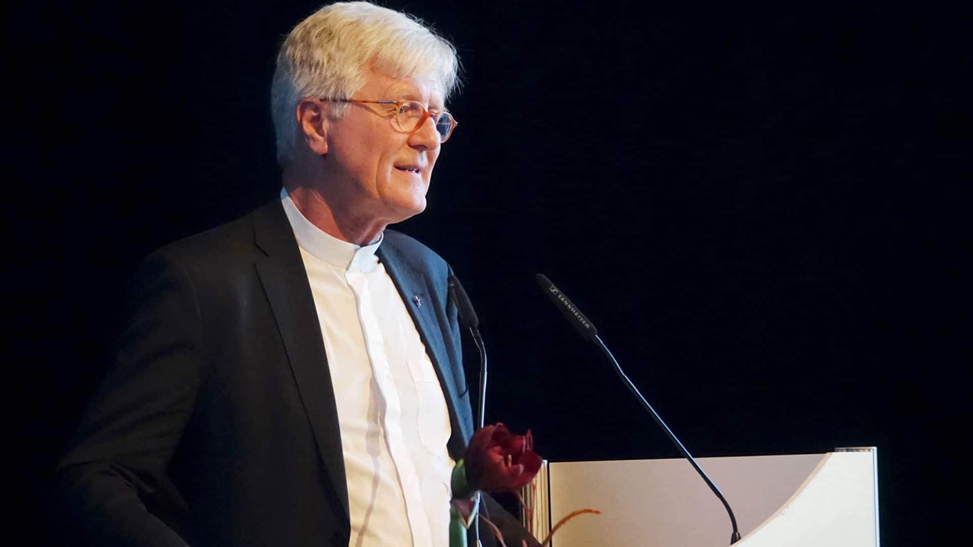 Der Ratsvorsitzende der Evangelischen Kirche in Deutschland (EKD), Heinrich Bedford-Strohm, hat mit einem Interview zu Ostern eine Debatte über die finanzielle Beteiligung der Kirche an der Coronakrise angestoßen