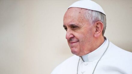 Der Papst ist eine öffentliche Person. Dass er für die Not der Welt betet, wird daher auch öffentlich wahrgenommen.