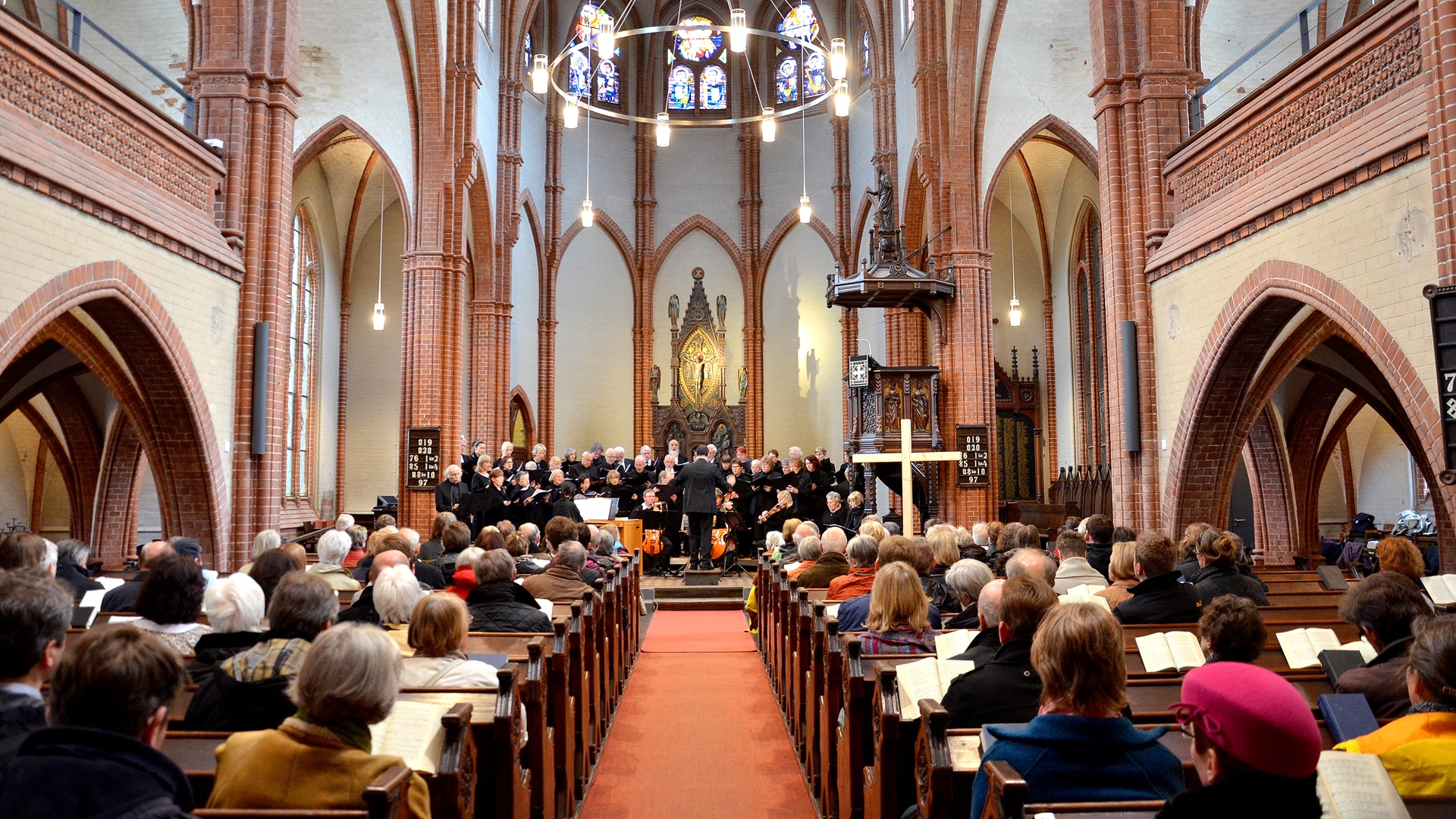 So voll wie hier werden die Kirchen zunächst nicht sein dürfen. Aber religiöse Zusammenkünfte in geschlossenen Räumen sollen wieder möglich sein.