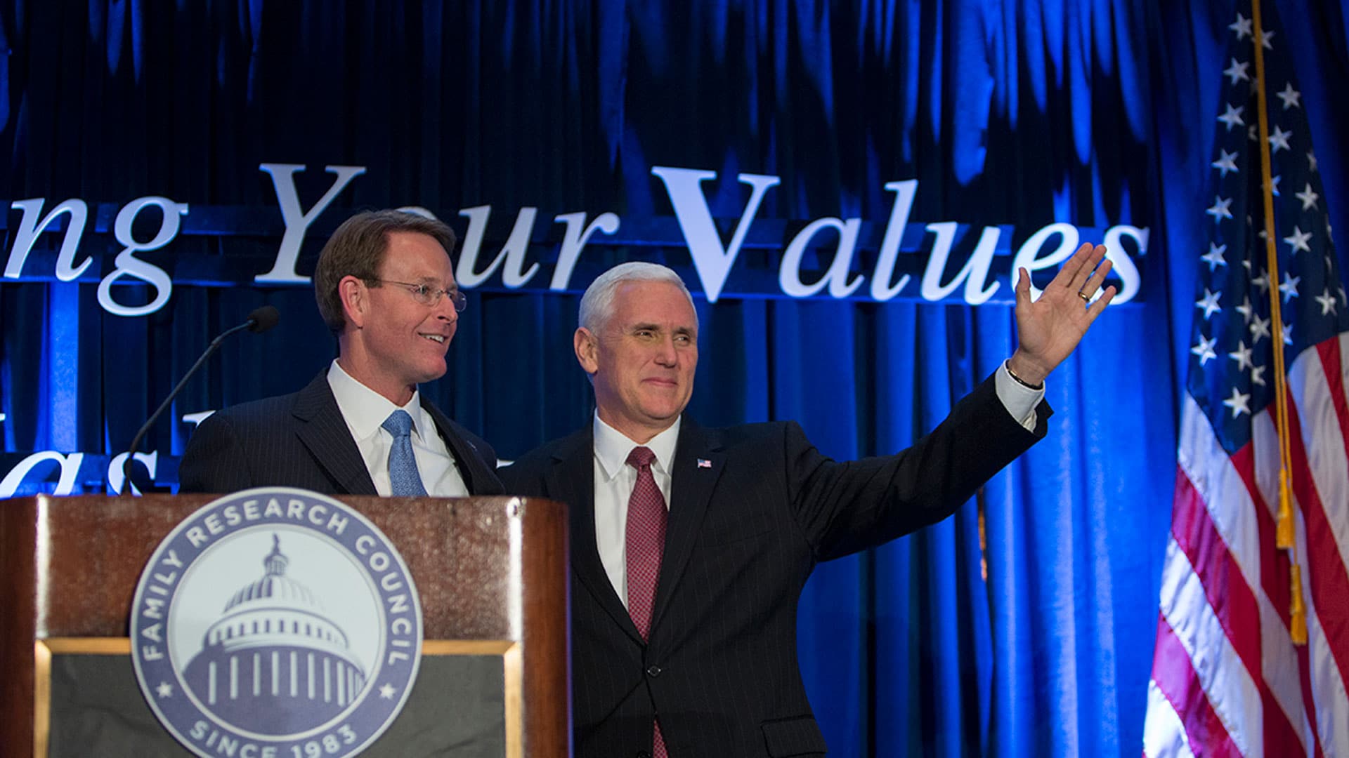 Tony Perkins (links) – hier gemeinsam mit Mike Pence – hat anhand eines neuen Berichts der US-Kommission für internationale Religionsfreiheit (USCIRF) deutlich gemacht, wie schwierig die Situation für Christen und Gläubige weltweit ist