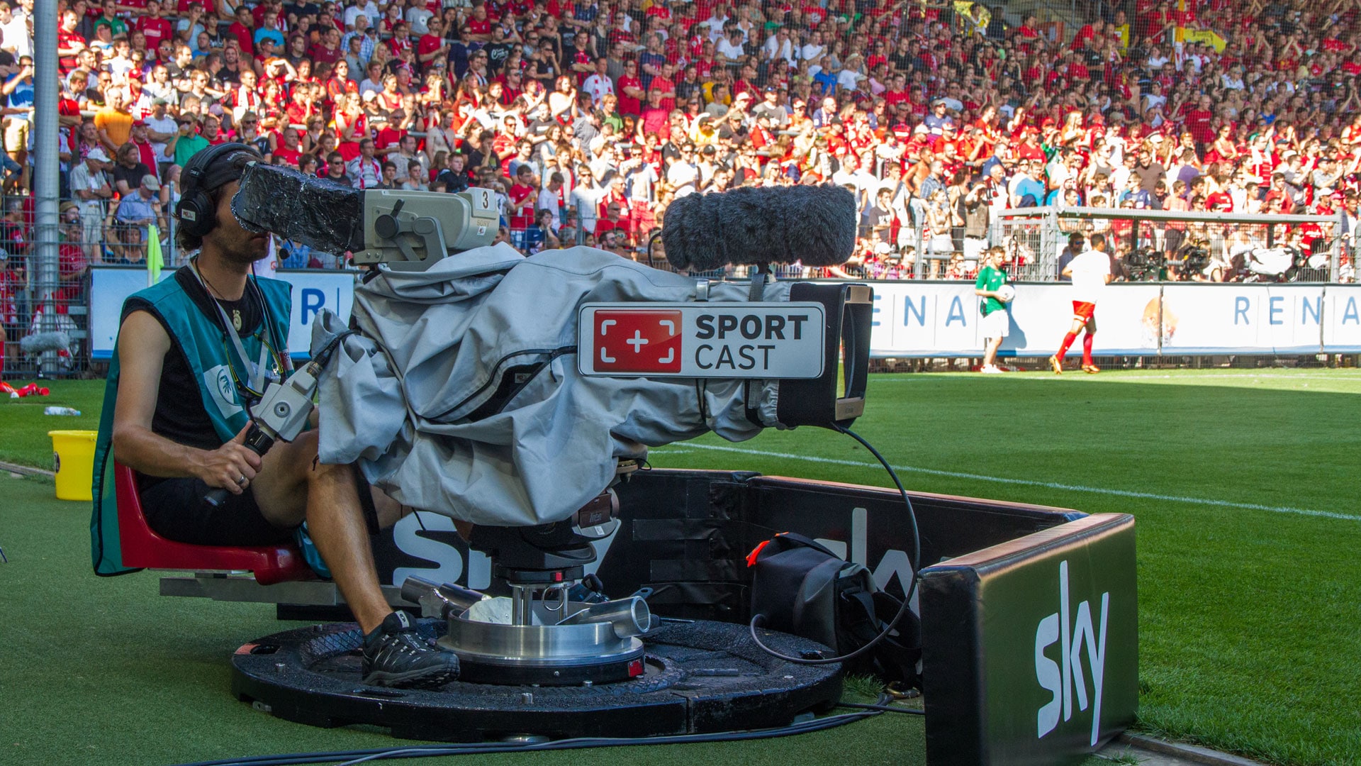 Die Bundesliga wird im Fernsehen in mehr als 200 Ländern ausgestrahlt. Damit die Gelder auch weiterhin fließen, werden die Spiele der Ersten und Zweiten Liga jetzt als Geisterspiele bis Saisonende fortgesetzt.