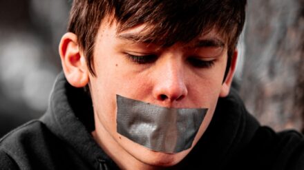Betroffene von sexuellem Missbrauch können oft Jahre lang nicht über ihre schrecklichen Erlebnisse sprechen (Symbolbild)