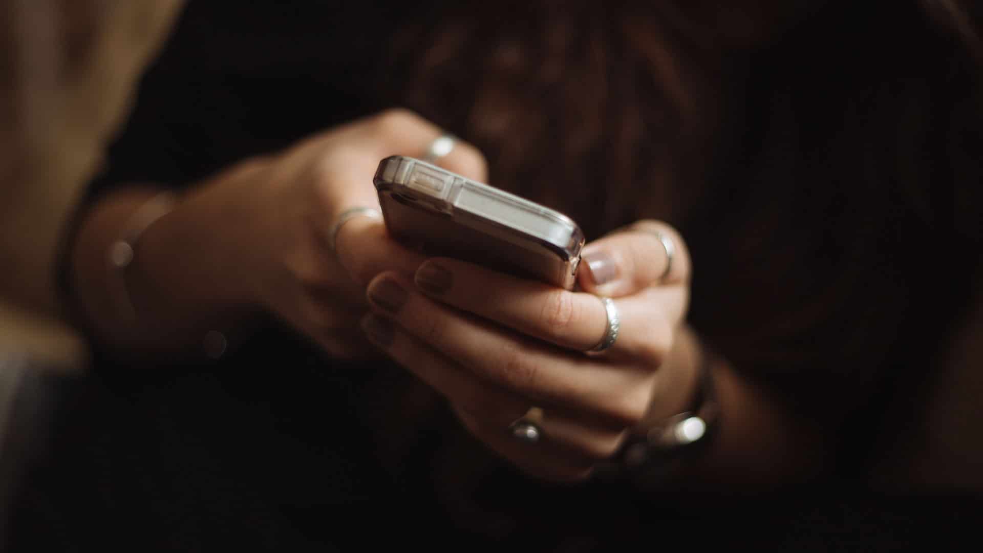 Junge Frau am Smartphone