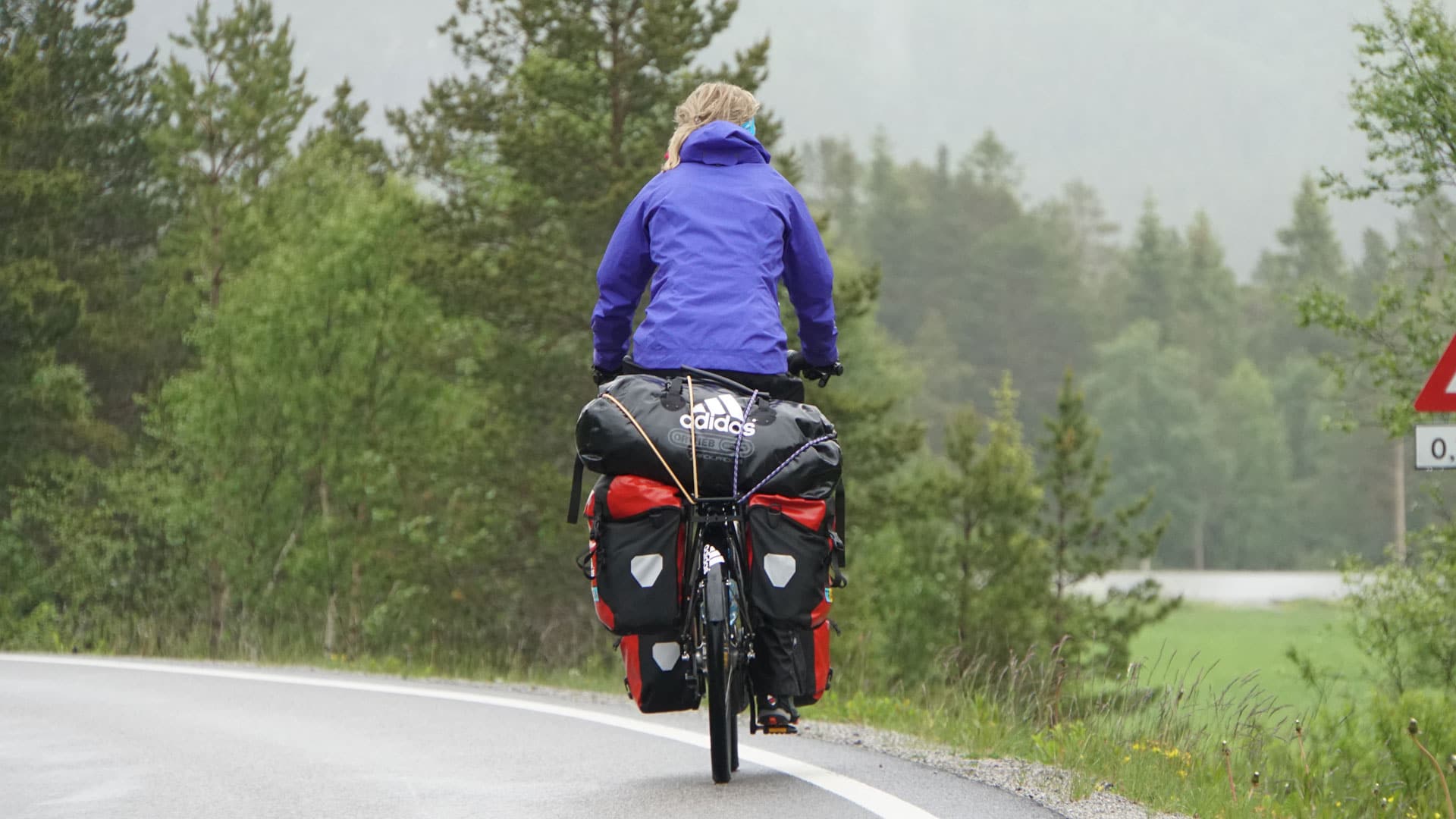 Mit Fahrrad, zu Fuß, auf Skiern und mit Schlitten erreichte die Extremsportlerin sowohl den Südpol als auch den Nordpol