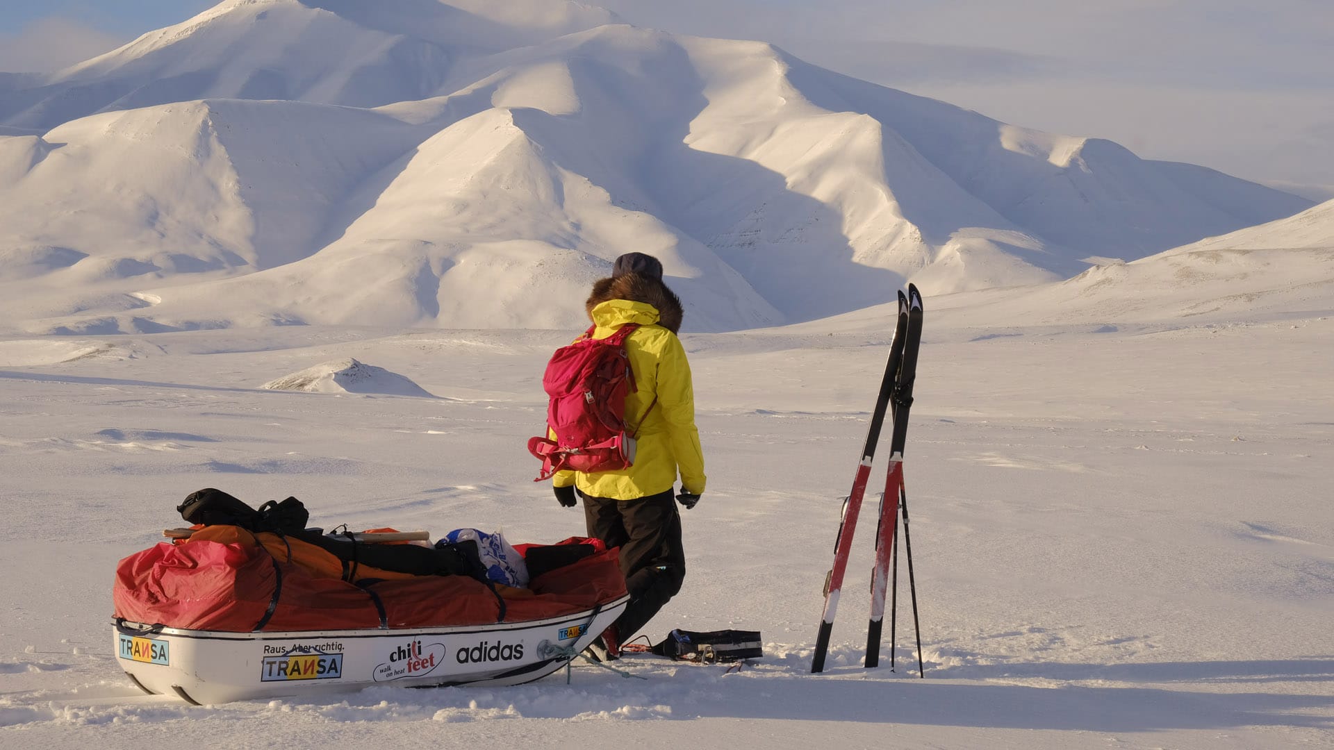 Mit Fahrrad, zu Fuß, auf Skiern und mit Schlitten erreichte die Extremsportlerin sowohl den Südpol als auch den Nordpol
