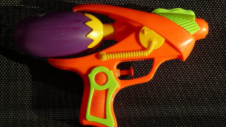 Eine Wasserpistole als Tauf-Utensil diente in der Corona-Zeit schon mehrmals als Motiv (Symbolbild)