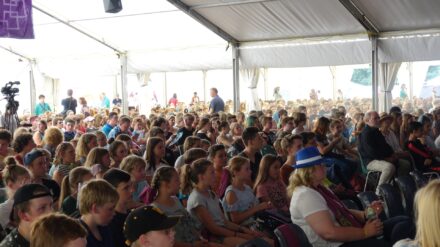 Junge Leute für die Kirche begeistern. Das ist nicht einfach. Jugendkirchentage und Jugendkirchen sind ein möglicher Ansatzpunkt.