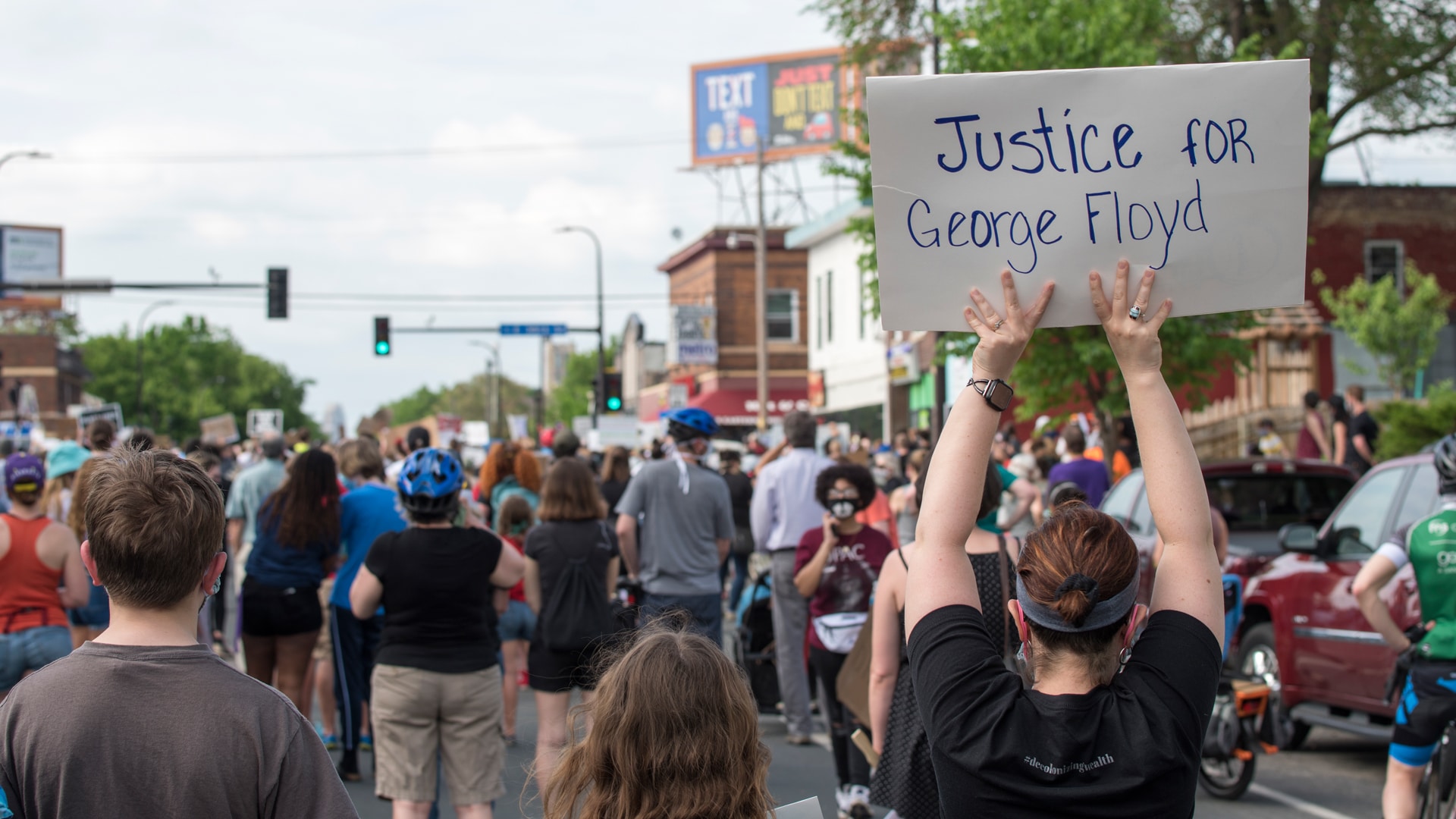 Nach dem Tod von George Floyd protestieren in den USA Menschen gegen Polizeigewalt