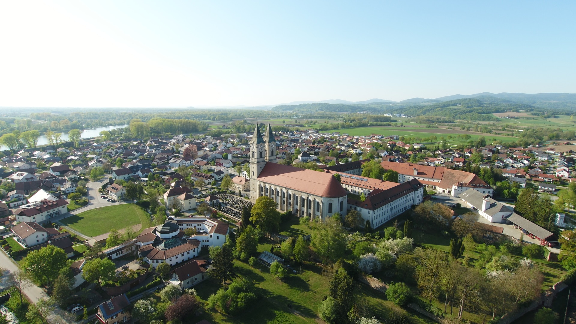 Die ZDF-Dokumentation begleitet drei Menschen im Kloster Niederaltaich in Niederbayern