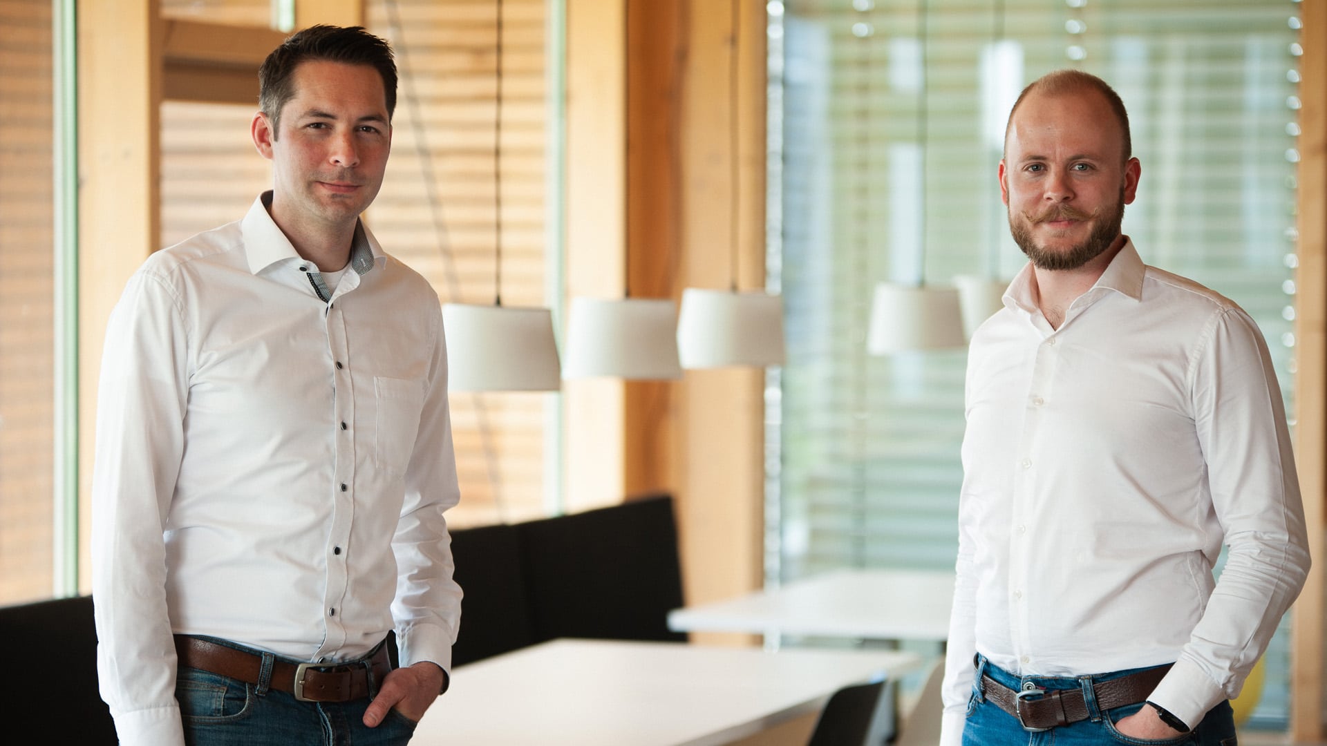 Das Christliche Medienmagazin pro mit neuer Doppelspitze: Jonathan Steinert, Redaktionsleiter Print, und Nicolai Franz, Redaktionsleiter Digital (v.l.)