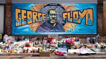 In der Chicago Avenue in Minneapolis haben viele Menschen Blumen in Gedenken an George Floyd niedergelegt