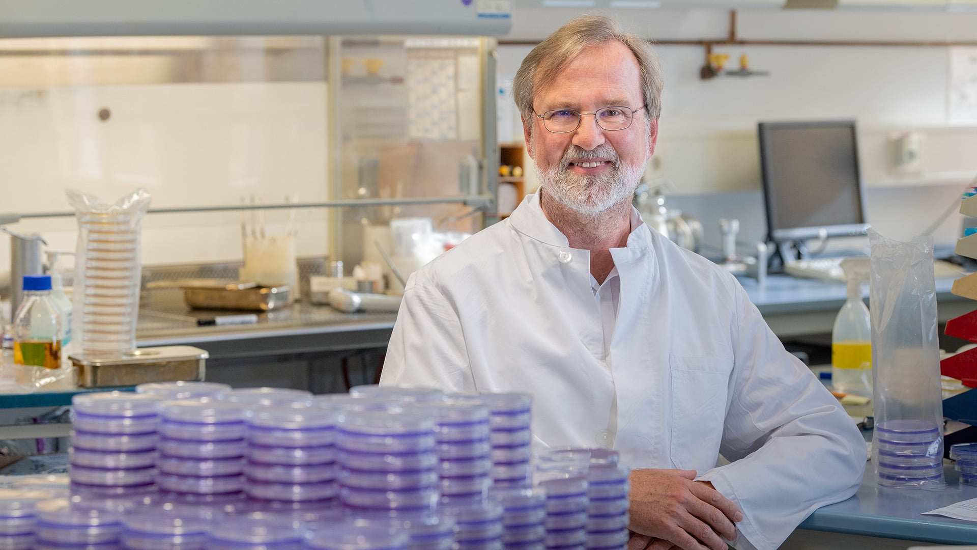 Siegfried Scherer, 65, ist seit 1991 Professor für Mikrobiologie an der Technischen Universität München. Lesen Sie hier ein ausführliches Interview mit dem gläubigen Wissenschaftler.
