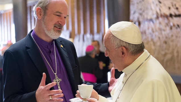 Thomas Schirrmacher im Gespräch mit Papst Franziskus bei der Familiensynode 2015