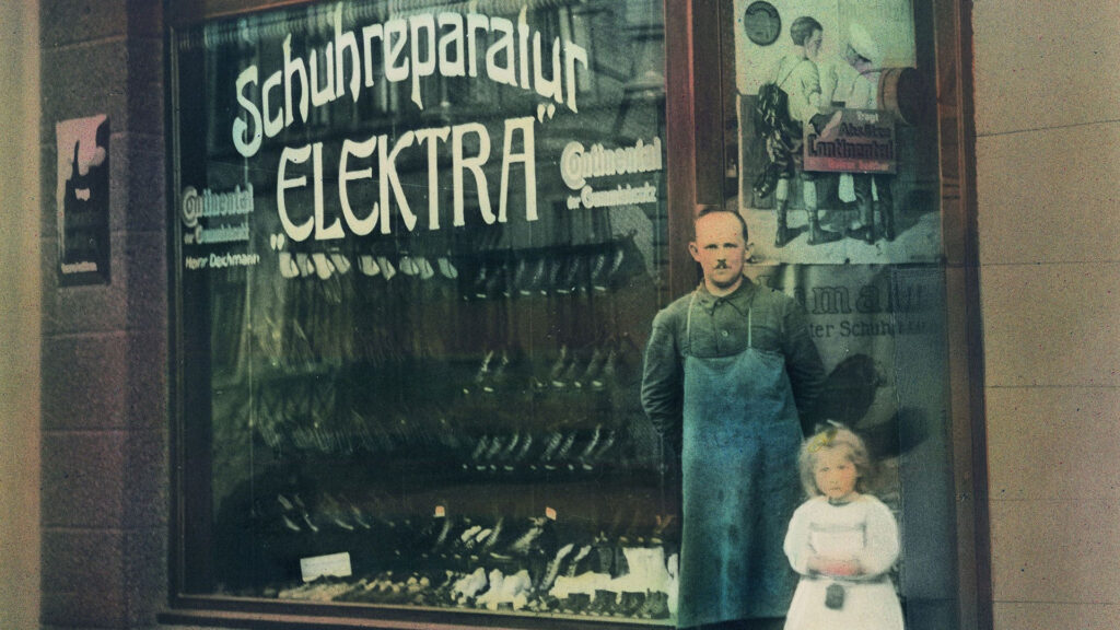 Der Schuhmacher Heinrich Deichmann vor seinem Laden in Essen-Borbeck 1921