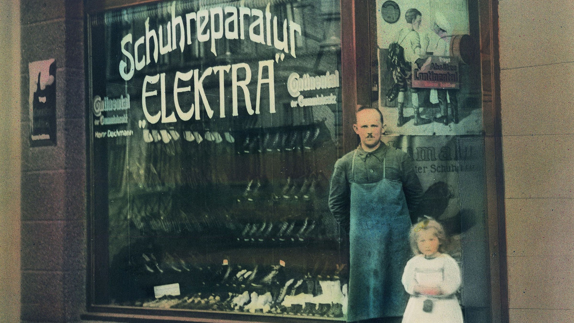 Der Schuhmacher Heinrich Deichmann vor seinem Laden in Essen-Borbeck 1921