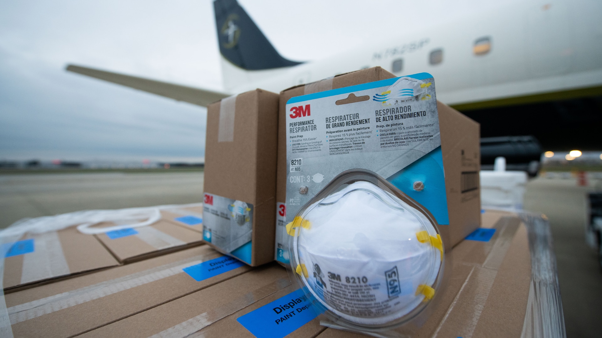 Corona-Beladung eines Frachtflugzeugs für ein mobiles Krankenhaus von Samaritan's Purse