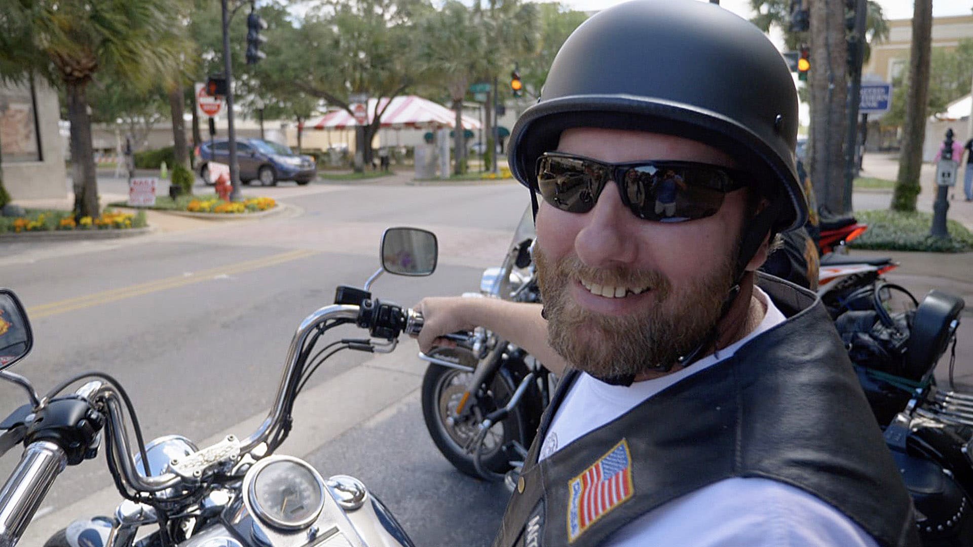 Biker fahren durch Leesburg in Florida und beten mit den Geschäfteinhabern