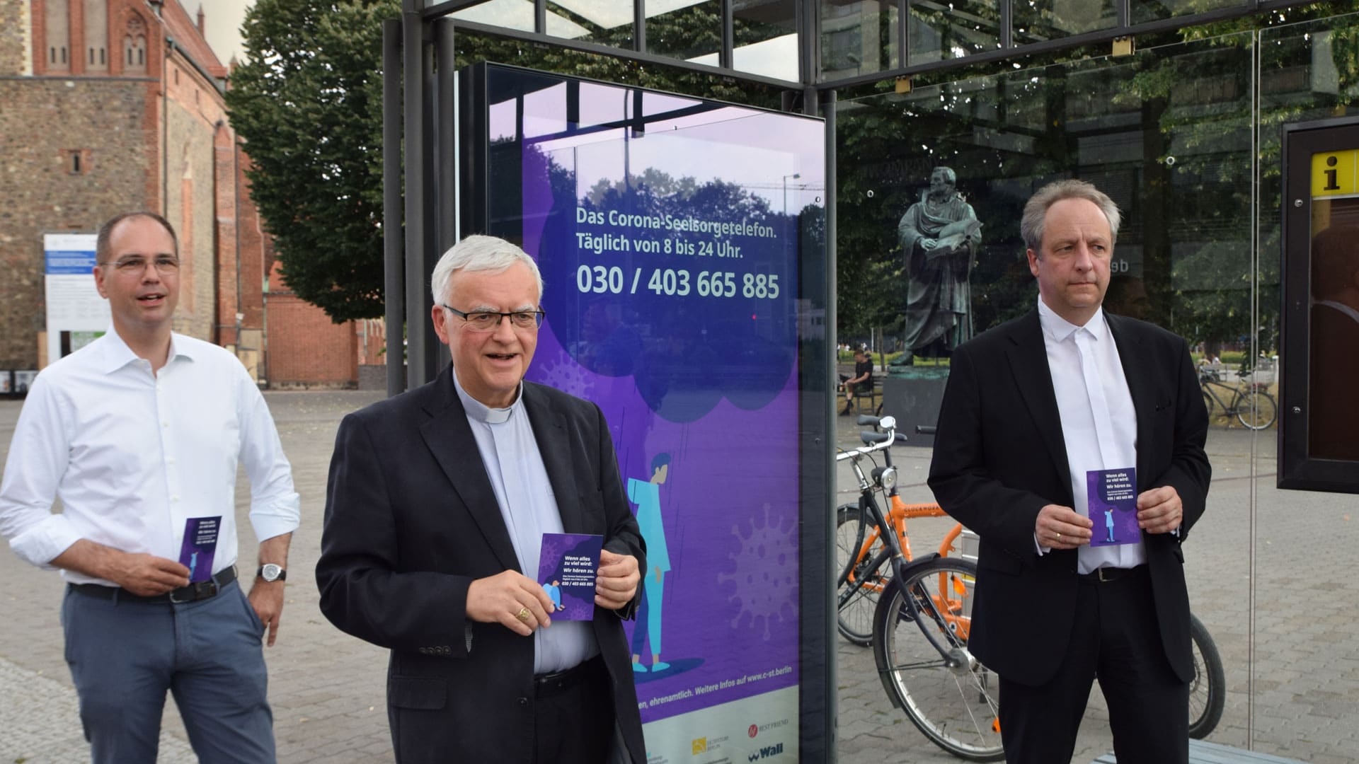 Der Bischof der Evangelischen Kirche Berlin-Brandenburg-Schlesische Oberlausitz, Christian Stäblein, Erzbischof Heiner Koch und Wall-Geschäftsführer Patrick Möller (v.r.n.l) stellten an der Berliner Haltestelle Spandauer Str./Marienkirche die neue Werbekampagne vor