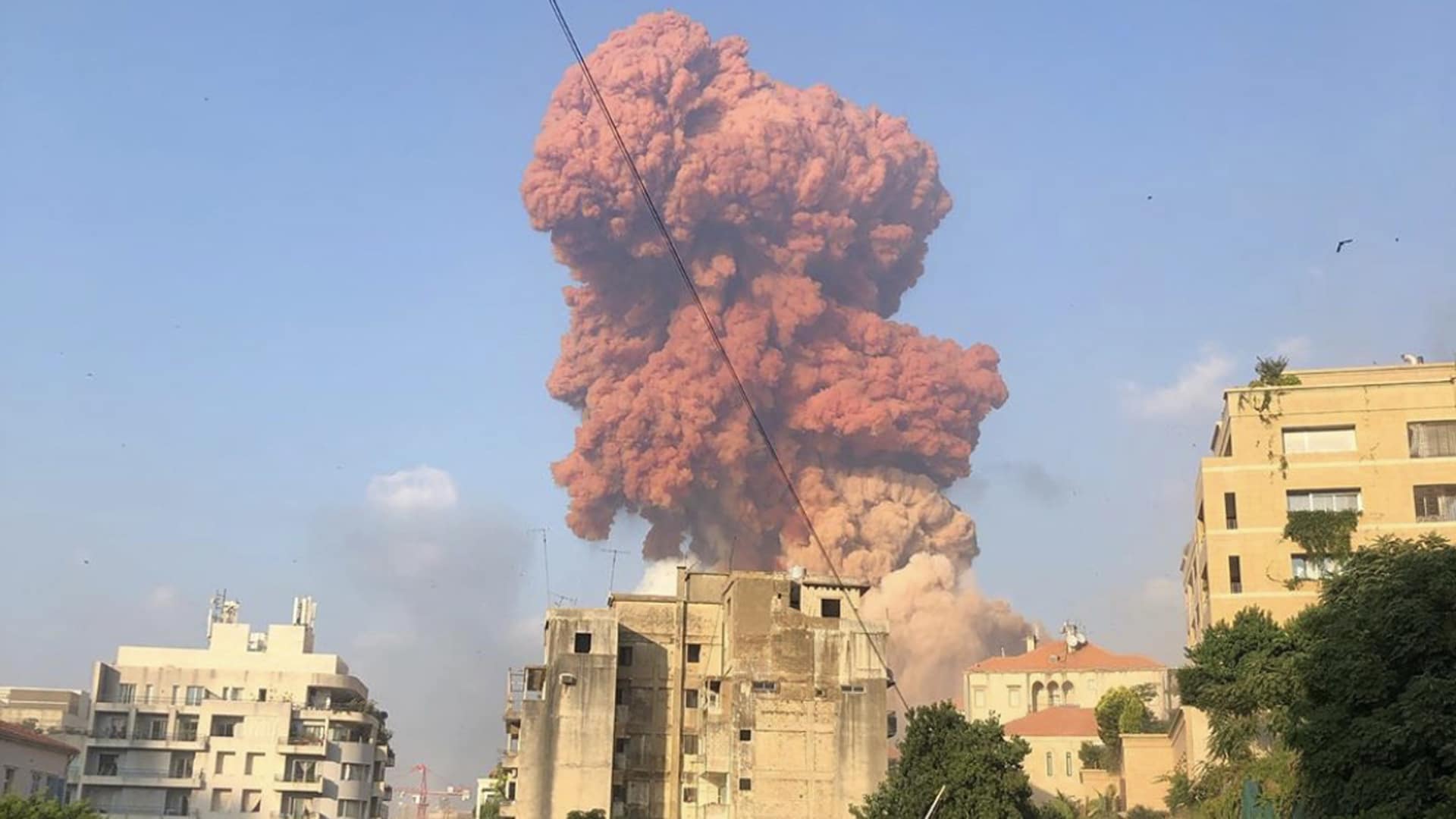 Eindrücke von einem Rundgang Messerlians in Beirut nach der Explosion: Die Rauchwolke war weithin zu sehen.