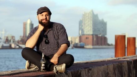 Fiete Sturm hat ein offenes Ohr für die Seefahrer, die im Hamburger Hafen Zwischenstation machen