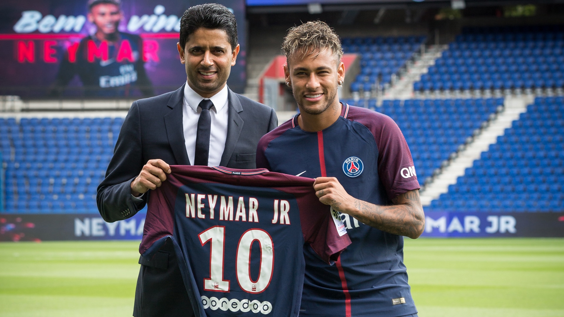 Paris Saint-Germains katarischer Boss Nasser Al-Khelaifi, präsentiert 2017 Neymars Trikot. Der brasilianische Spieler war für 222 Millionen nach Paris gekommen, ein absoluter Rekord. Al-Khelaifi ist zudem Vorsitzender von Qatar Sports Investments