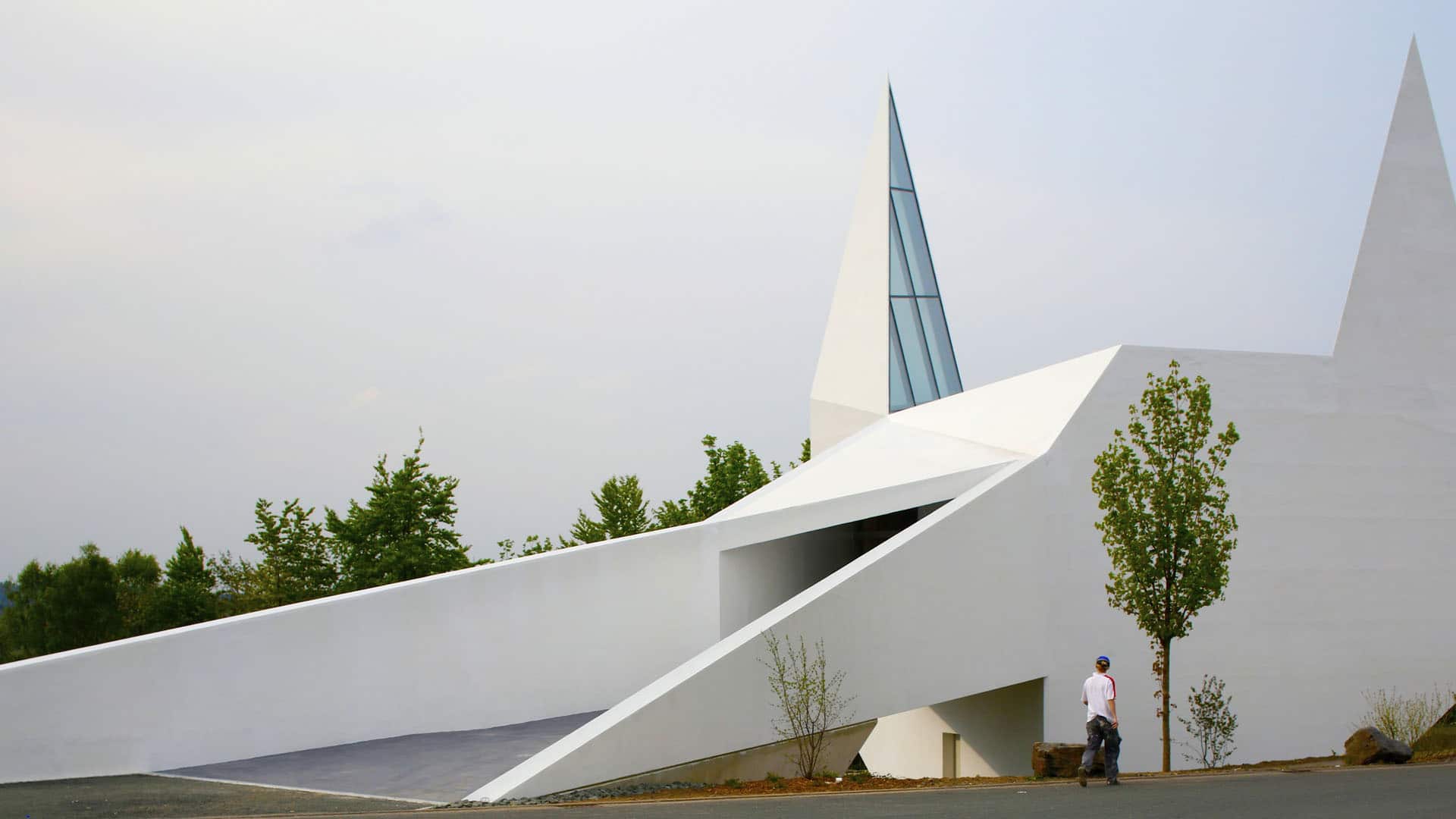 Markant ist das Erscheinungsbild der Autobahnkirche bei Wilnsdorf an der A45