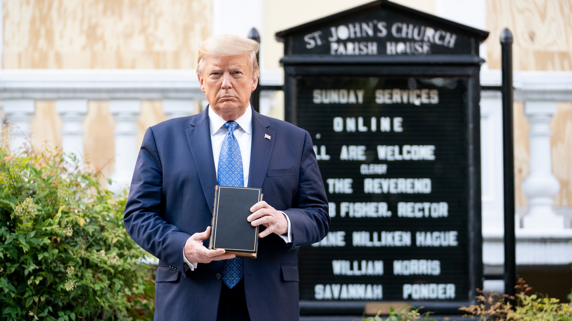 Donald Trump posierte mit einer Bibel vor einer Kirche