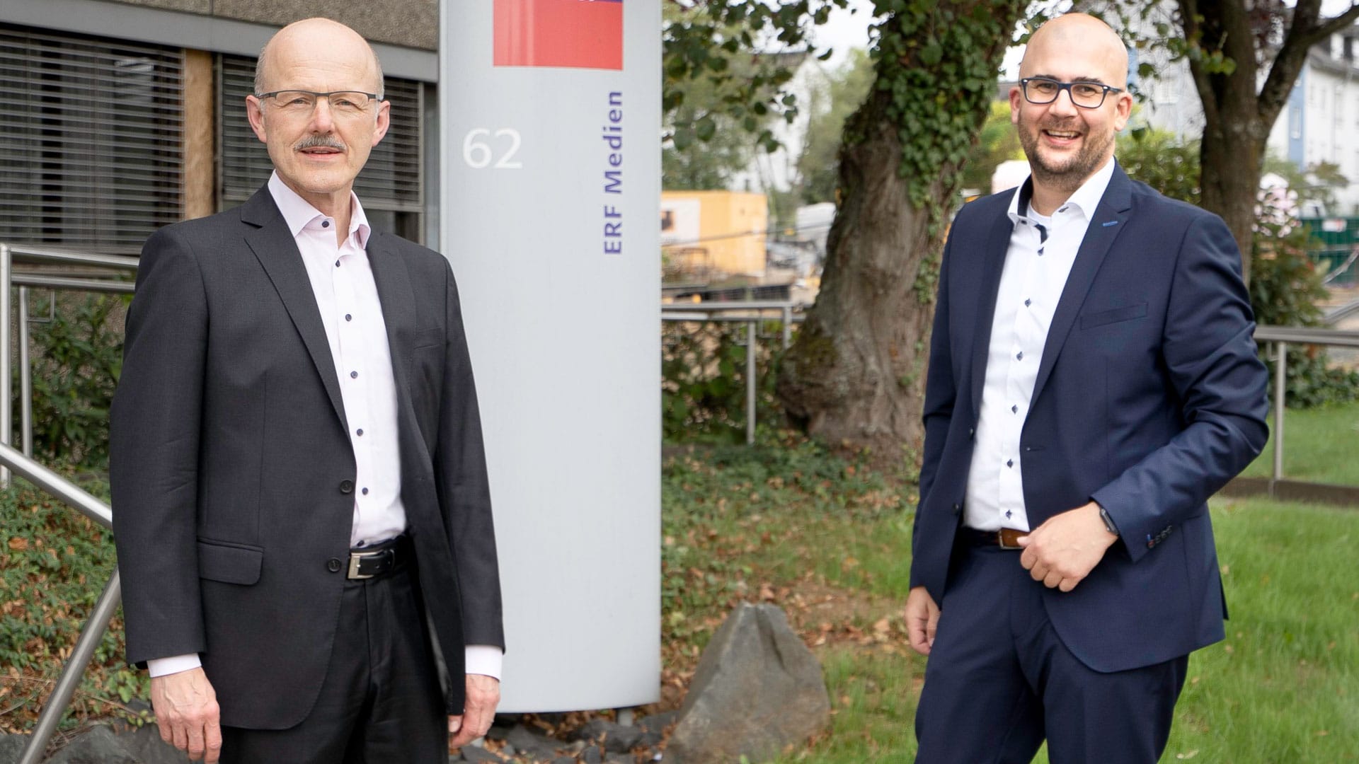 Christian Kolb (rechts) löst Thomas Woschnitzok als neuer stellvertretender Vorstandsvorsitzender bei ERF Medien ab