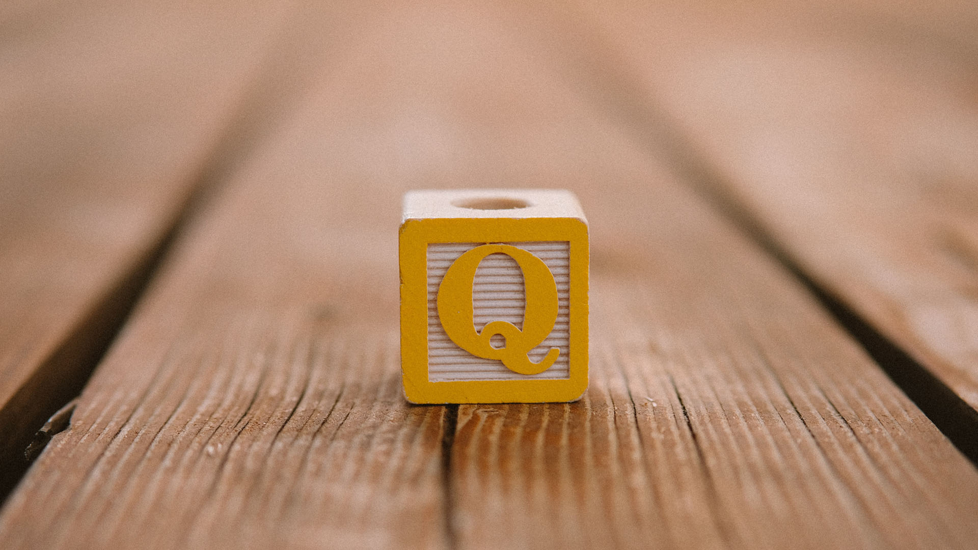 „Q“ steht häufig für die sogenannte QAnon-Verschwörungstheorie