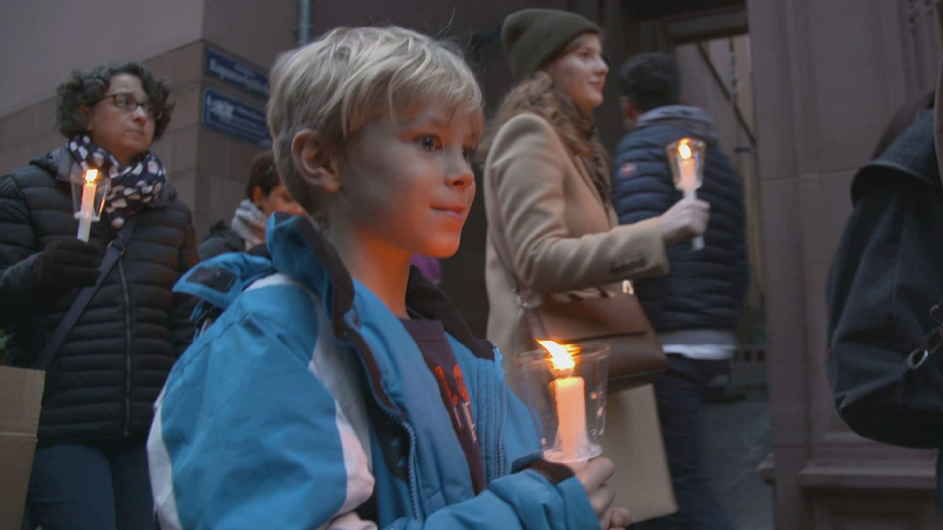 Mit Kerzen sollen die Menschen auch 30 Jahre nach der friedlichen Revolution an das Wunder der Deutschen Einheit erinnern