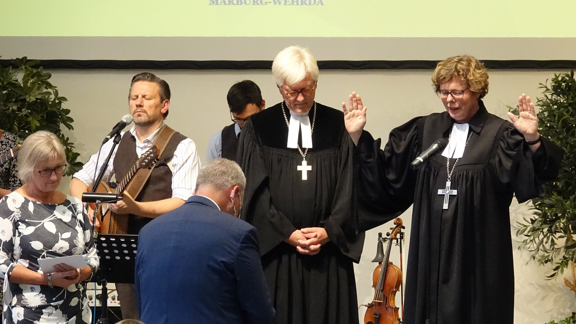 Außer Frey sprachen ihm Beate Hofmann, Bischöfin der Evangelischen Kirche in Kurhessen und Waldeck (rechts), Heinrich Bedford-Strohm, Ratsvorsitzender der EKD (Mitte), sowie Elke Wicke aus dem Gnadauer Vorstand (ganz links) einen Segen zu