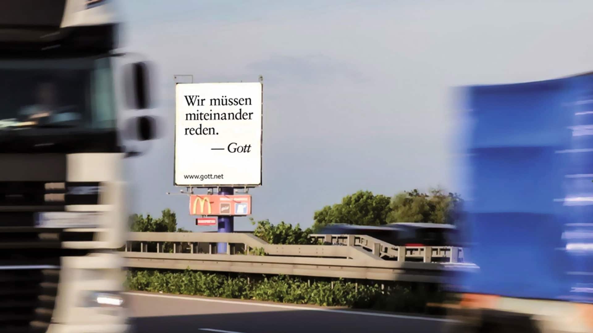 Auf Plakatflächen in der Nähe von Autobahnen wirbt gott.net für den christlichen Glauben