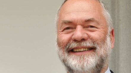 Ein Pfarrer wird Außenminister: Markus Meckel stand nach der Volkskammerwahl der DDR im März 1990 als Politik-Neuling und Quereinsteiger auf internationalem Parkett.