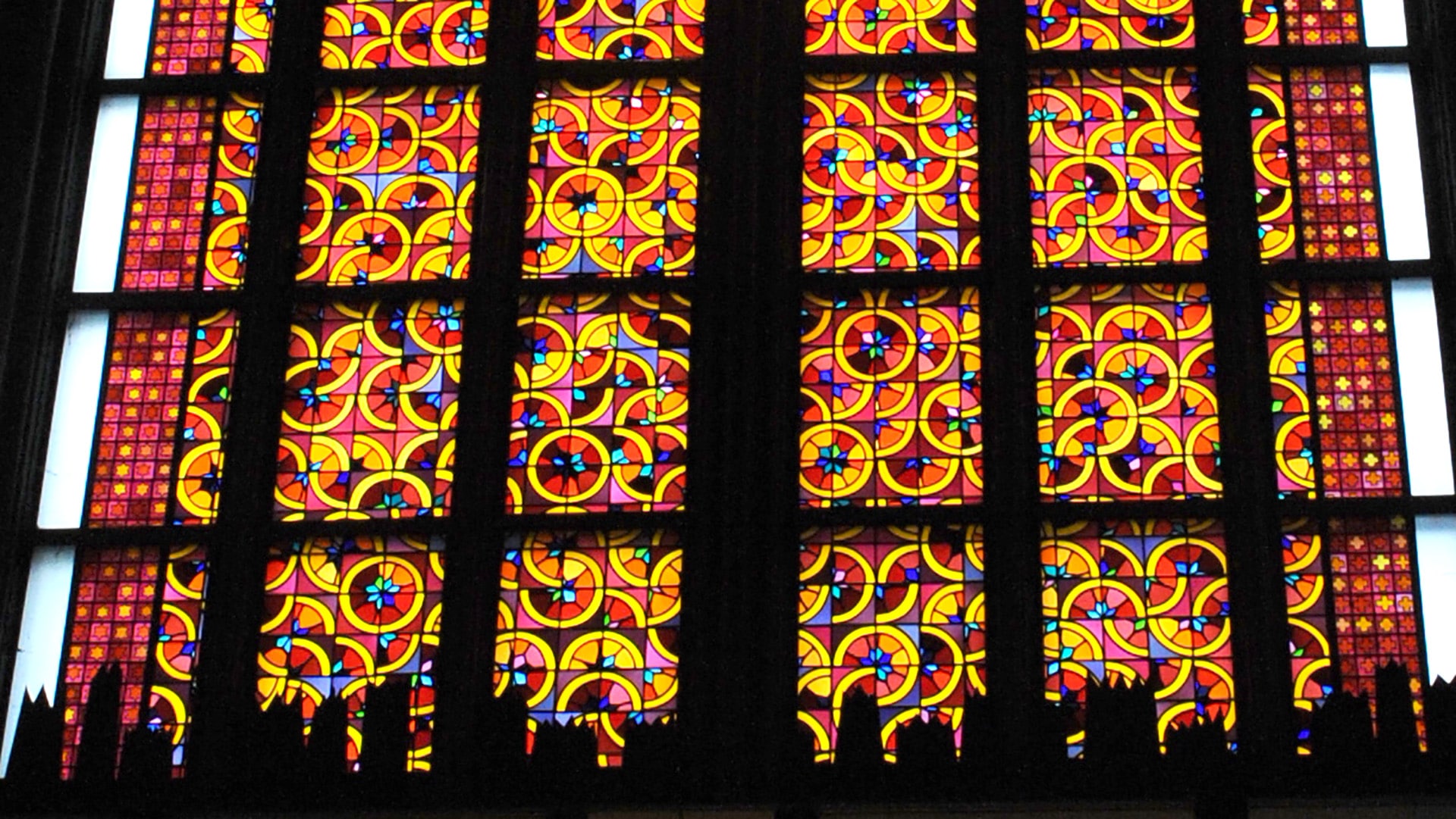 Die Motive der neuen Kirchenfenster von St. Nicolai sind an moderne Naturwissenschaft angelehnt: Atome, Quanten, aber auch Sterne und Kometen