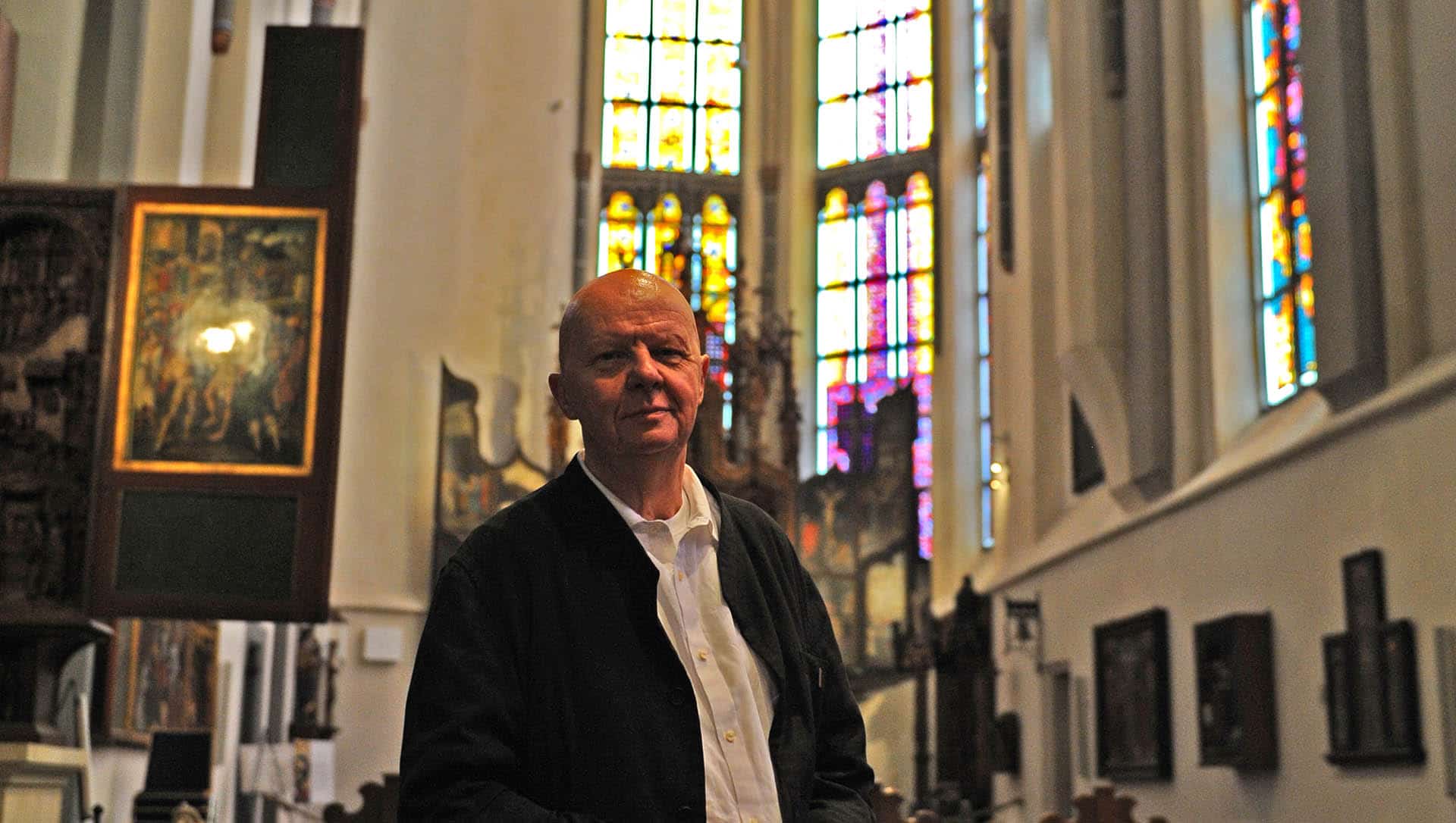 Der Künstler Karl Martin Hartmann hat am 3. Oktober der Gemeinde von St. Nicolai in Kalkar am Niederrhein die letzten Kirchenfenster übergeben können. Die Motive: Anlehnungen an die moderne Naturwissenschaft.