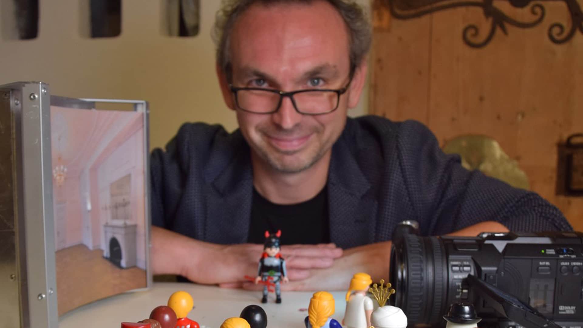 Micael Sommer mit seinen Playmobilfiguren