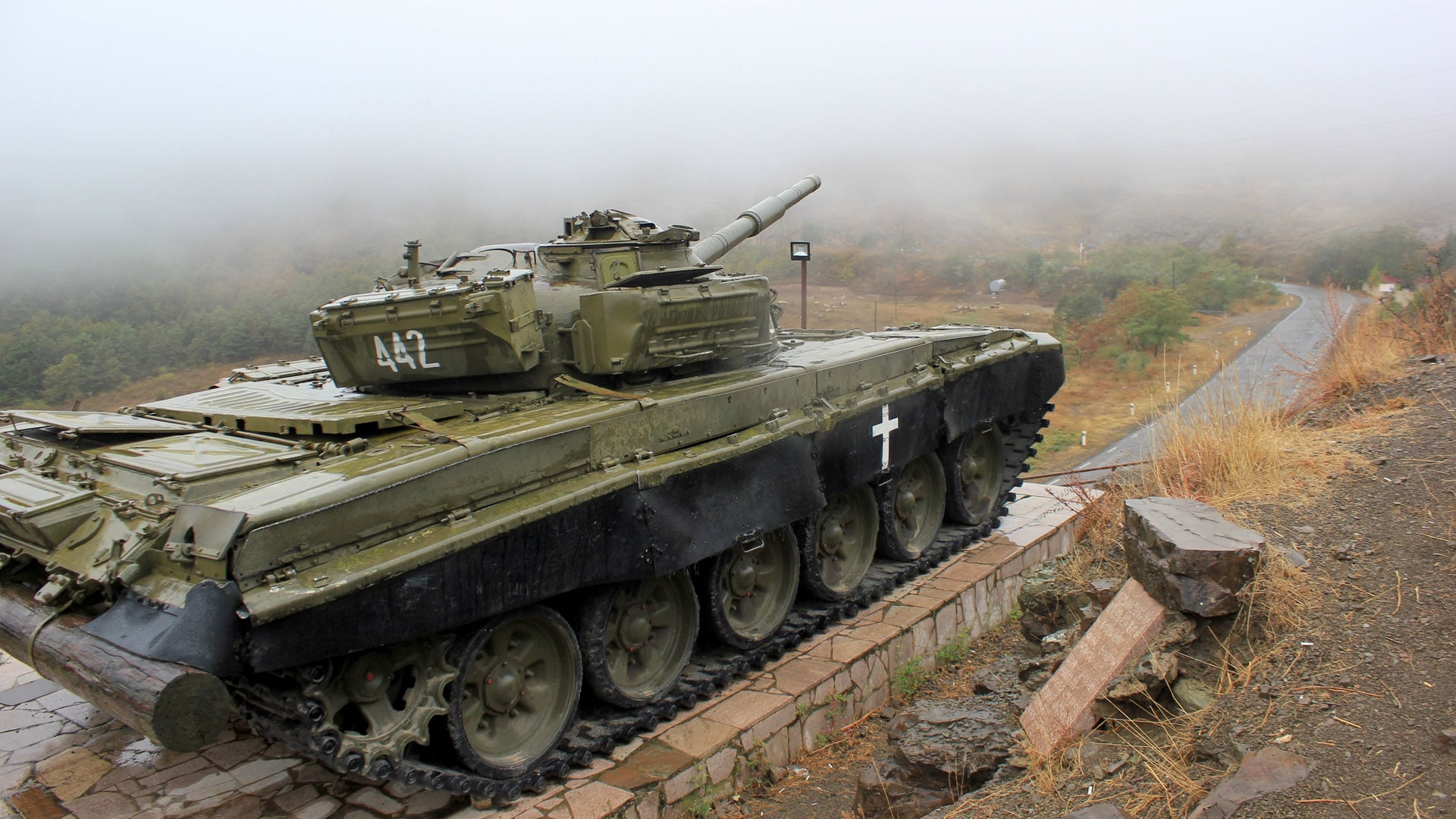 Ein Panzer erinnert an eine militärische Operation der Armenier 1992 während des Krieges um Bergkarabach. Seit Ende September herrscht dort wieder Krieg.