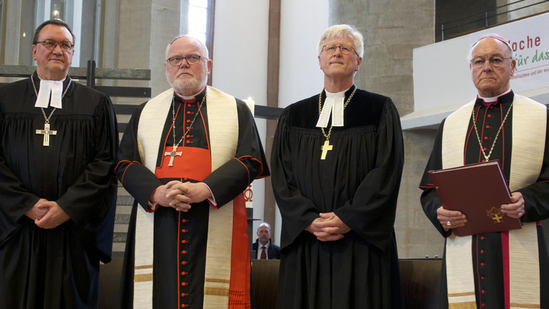 Kardinal Reinhard Marx und der Ratsvorsitzende der EKD, Heinrich Bedford-Strohm, wurden mit dem Augsburger Friedenspreis ausgezeichnet (Archivbild)