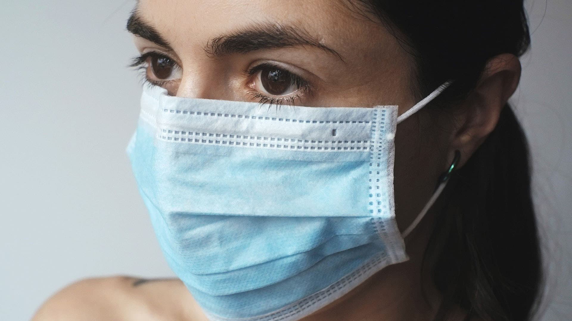 Mit der Maske durch die Pandemie: Um die Infektionskurve abzuflachen, sind erneute Anstrengungen nötig.
