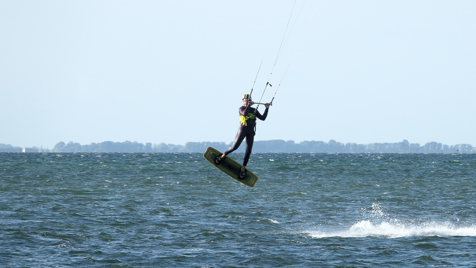 Pastor Erik Neumann lädt regelmäßig zum Kitesurfen ein – und bringt den christlichen Glauben ungezwungen mit ein.