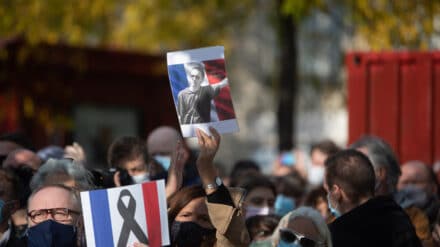 Nach dem Mord an dem Lehrer Samuel Paty, der im Unterricht Mohammed-Karikaturen zeigte, demonstrierten tausende Franzosen für Meinungsfreiheit