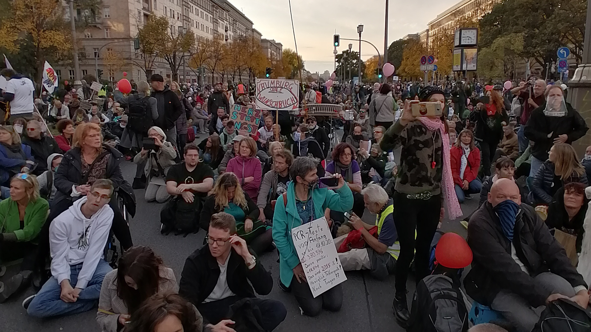 Kein Abstand und kein Mund-Nasen-Schutz: In Berlin wurde am 25. Oktober eine Demonstration von „Querdenken“ aufgelöst, obwohl die Veranstalter spontan einen Gottesdienst ausgerufen hatten