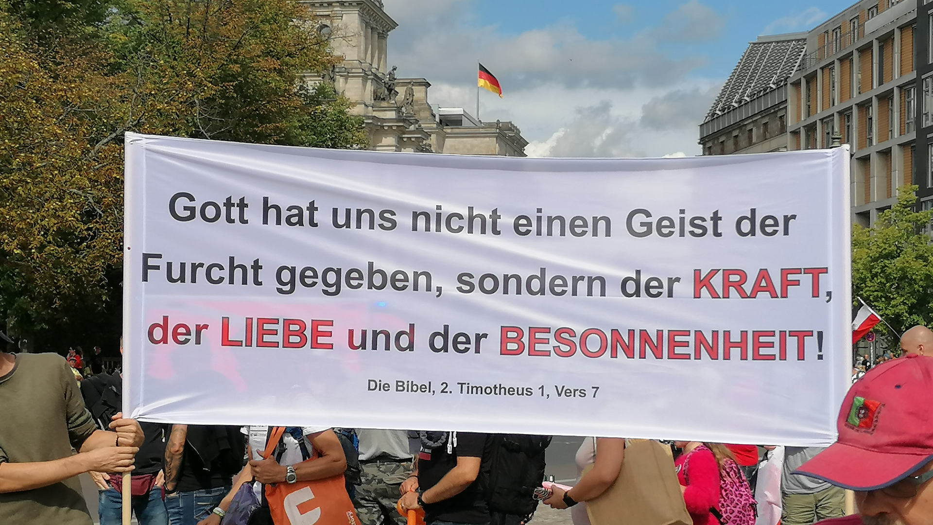 Wie hier in Berlin am 29. August verschmelzen auf vielen „Querdenken“-Demos politische Forderungen mit religiösen Überzeugungen