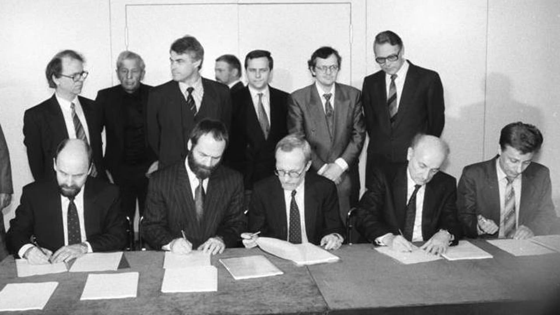 Unterzeichnung der Koalitionsvereinbarung der ersten freigewählten Regierung der DDR am 12. April 1990: Rainer Eppelmann (DA), Markus Meckel (SDP), Lothar de Maiziere (CDU), Hans-Wilhelm Ebeling (DSU) und Rainer Ortleb (LDPD)