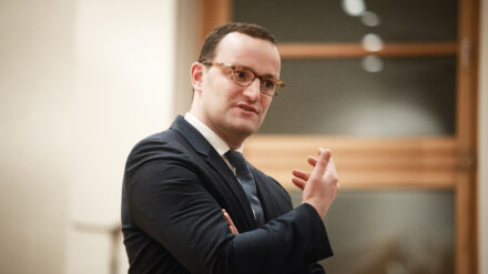 Gesundheitsminister Jens Spahn (CDU) hat die Zusammenarbeit seines Ministeriums mit dem Suchmaschinenanbieter Google verteidigt