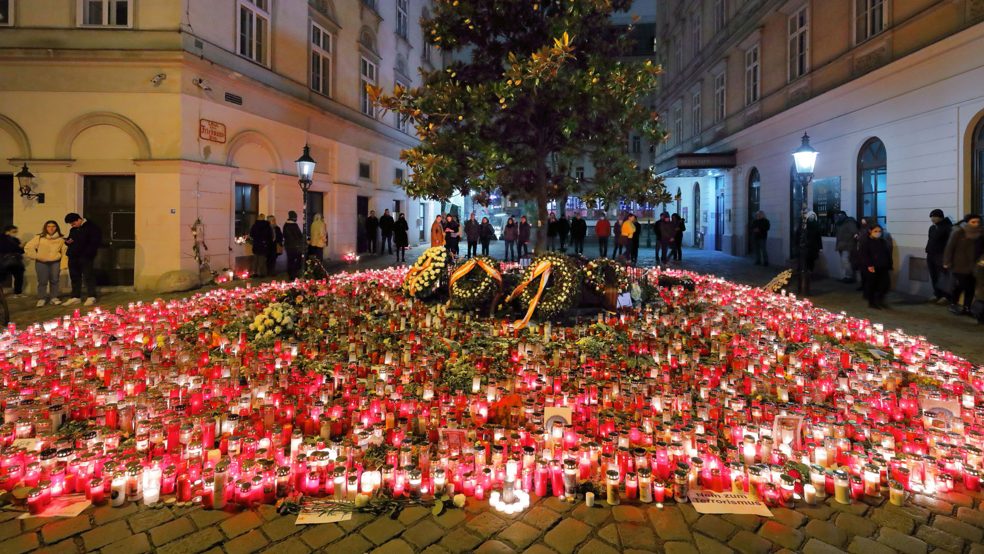 Mit Kränzen und Kerzen trauern die Wiener Bürger um die Opfer des Terroranschlags