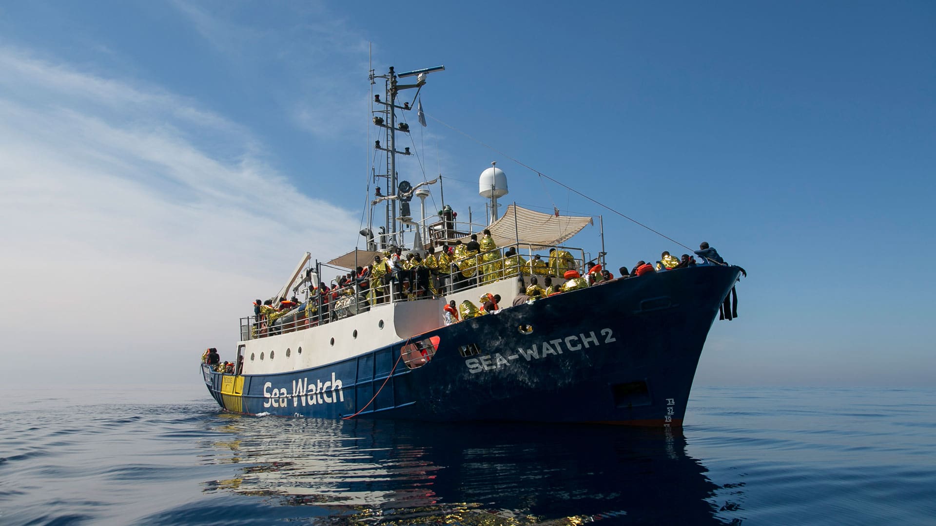 Das Seenotrettungsschiff „Sea-Watch 4" fährt gerade mit einer Antifa-Flagge