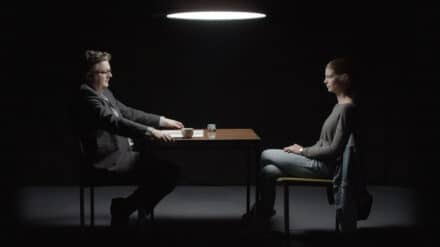 Maria wird von einem Ermittler verhört, wie sie die Ereignisse rund um Weihnachten wahrnimmt.